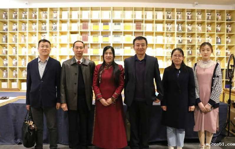 内蒙古自治区版权局和版权服务工作站共同走进企业内蒙古敦布仁钦香业有限公司